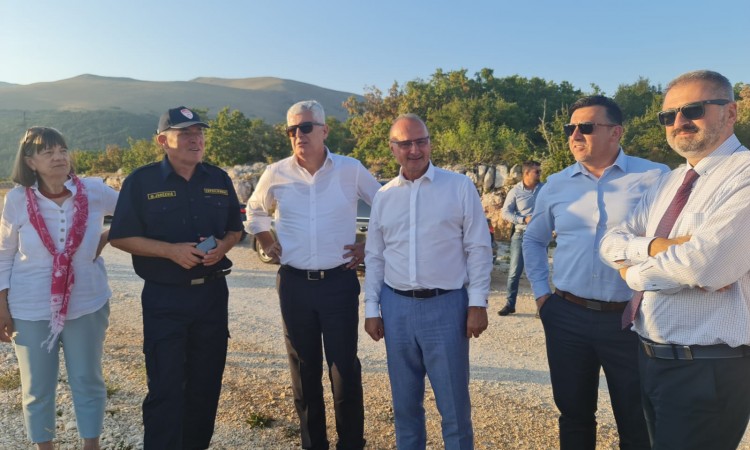 Čović i Grlić Radman obišli požarom pogođena područja u Tomislavgradu