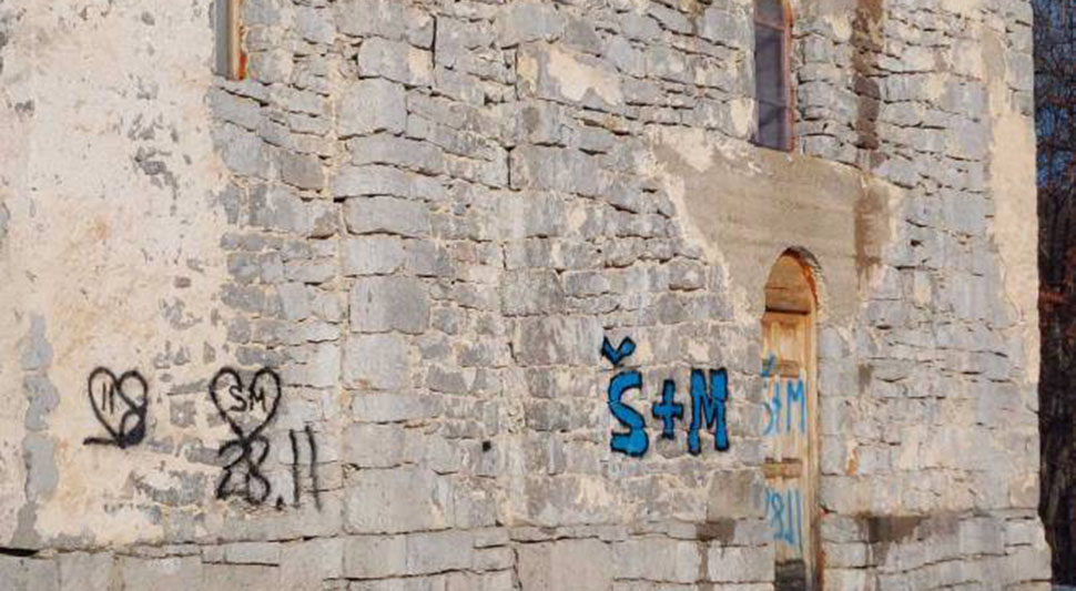 Oskrnavljena crkva Vaznesenja Gospodnjeg u Bihaću