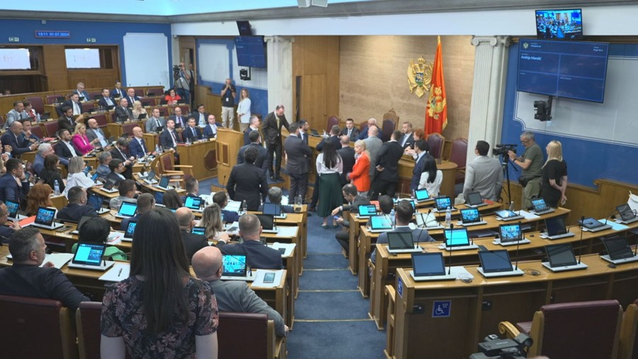 Crna Gora: Premijerski sat nije održan, DPS blokirao govornicu