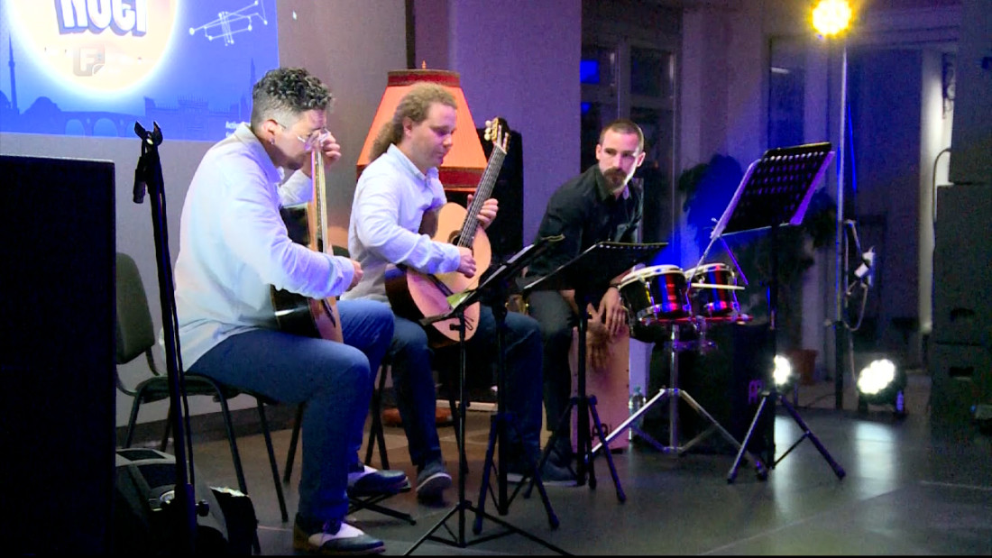 Đani Pervan i Adnan Alagić na gitarama, pomogao im je perkusionista Dario Kos