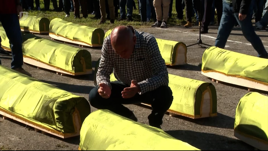 Nad nišanima ukopanih ostali preživjeli, bez krova nad glavom