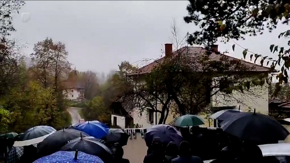 Suljkanovićeva kuća izlijepljena plakatima na kojima ga nazivaju preletačem