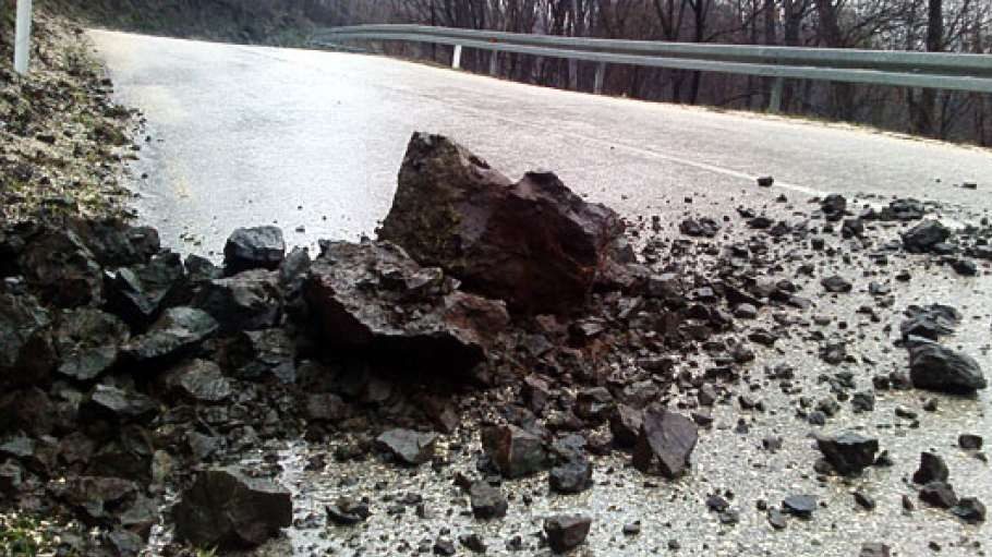 Stanje na putevima u BiH: radovi na više dionica, oprez zbog odrona i mokrog kolovoza