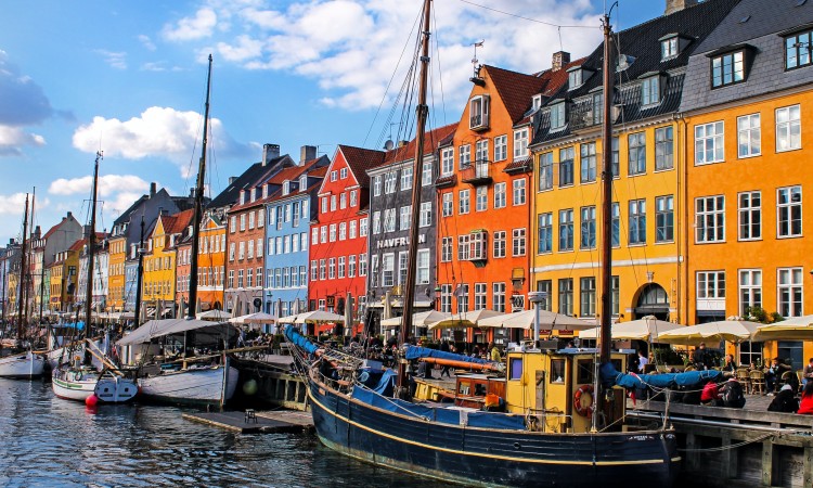 Danska zatvara neke javne prostore zbog rekordnog broja zaraženih Covidom-19