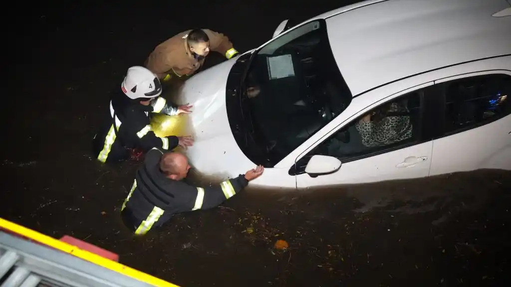 Ukrajinski spasioci bore se s vremenskim nepogodama, devet osoba stradalo u Odesi