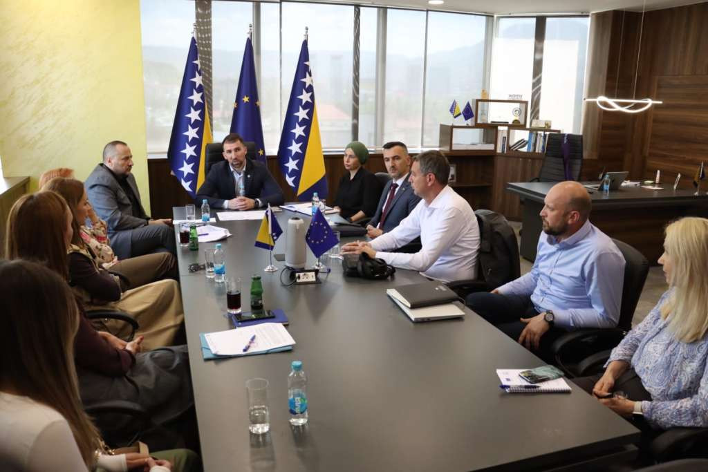 Delić sa predstavnicima lokalnih vlasti o rješavanju stambenog pitanja djece rođene zbog rata