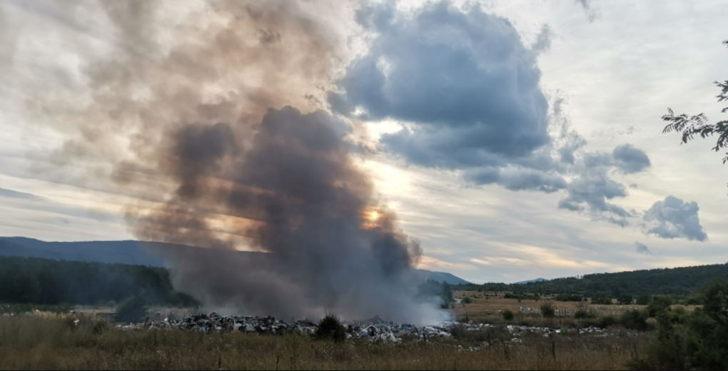 Drvar: Požar na deponiji otpada još nije lokaliziran