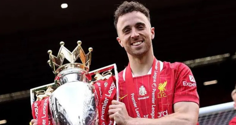 Sinovi Dioga Jote u pratnji maskota na utakmici Liverpool – Wolverhampton