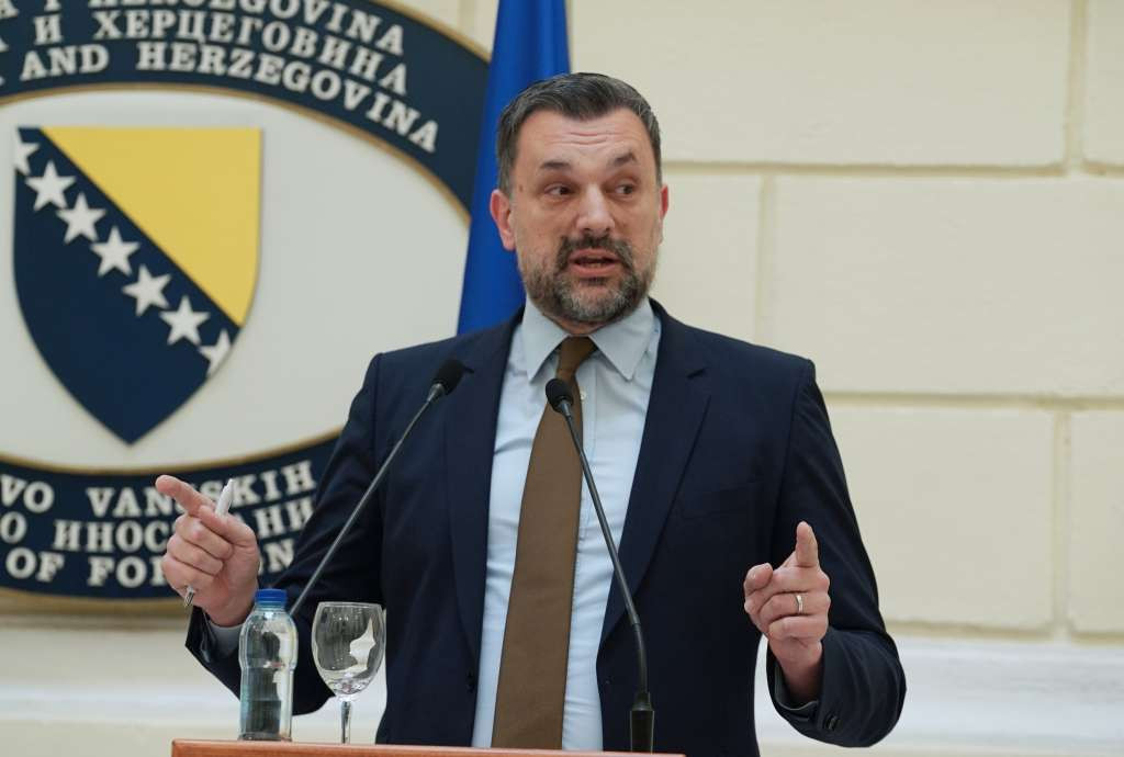 Konaković uputio otvoreno pismo Varhelyiju: Od čega to Vučić, Dodik i Vi branite srpski narod?