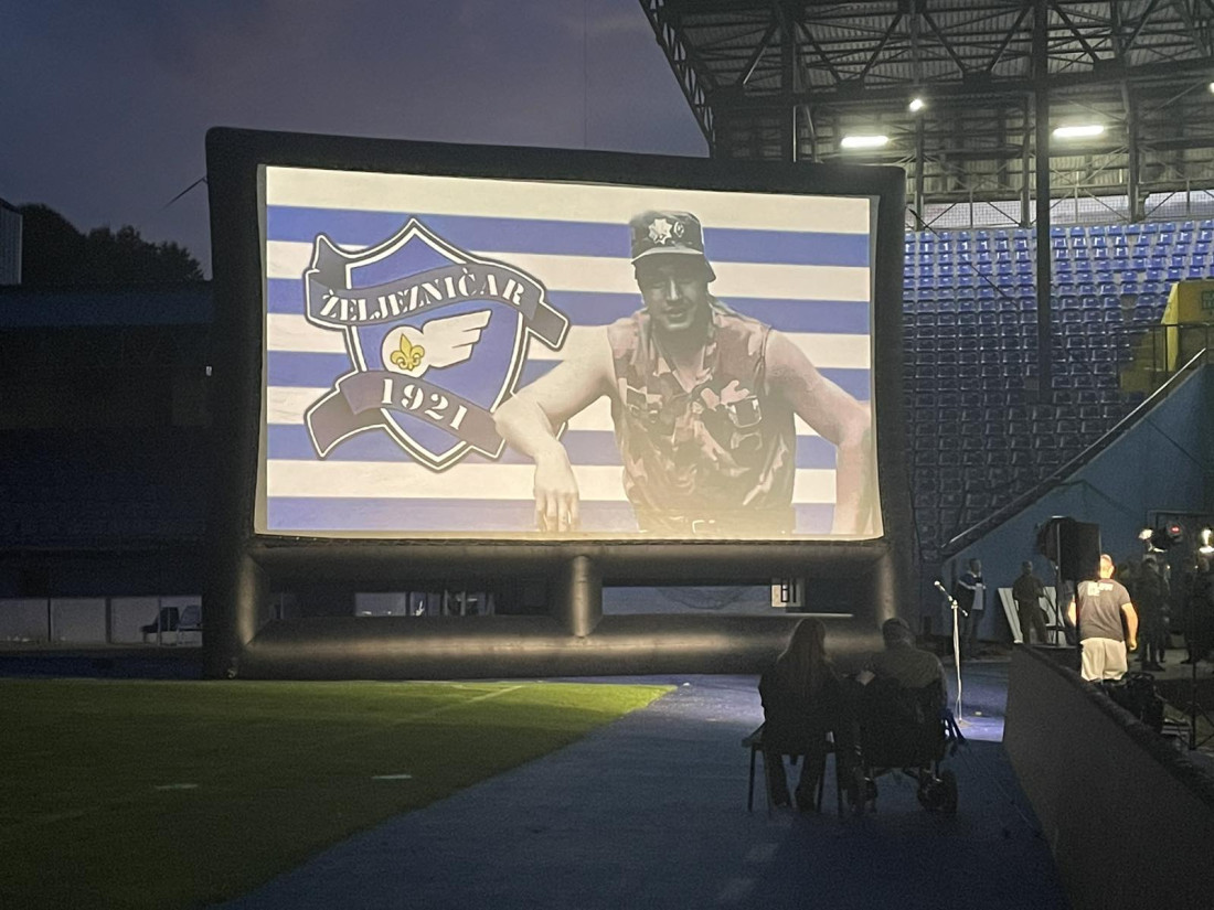 Na stadionu Grbavica održana premijera filma "Plava priča - Dževad Begić Ðilda"