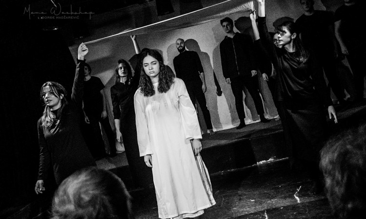 Predstava 'Fatima, nevjesta od boli' u bašti Ćorovića kuće u Mostaru