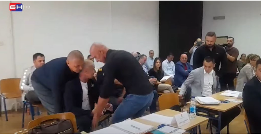 Odbornici SDS-a i Liste za pravdu i red izbačeni iz sale dobojske skupštine