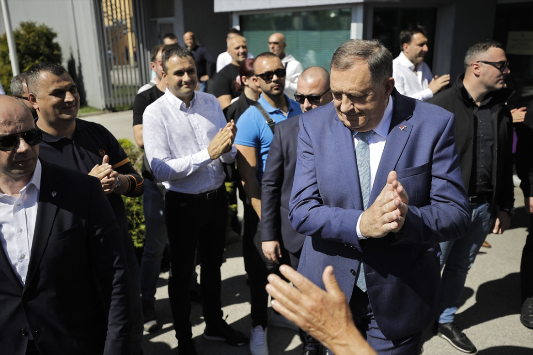 Dodik napustio zgradu Suda BiH, pristalice uzvikivale 'Mile, Mile'
