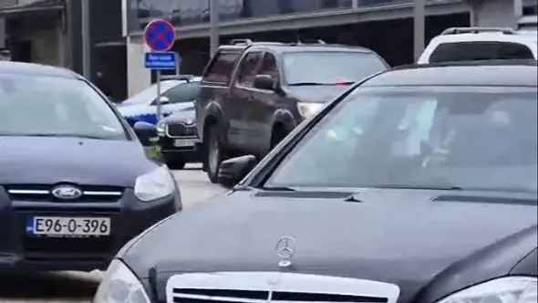 Dodik napustio zgradu Vlade RS, pokazao tri prsta u automobilu