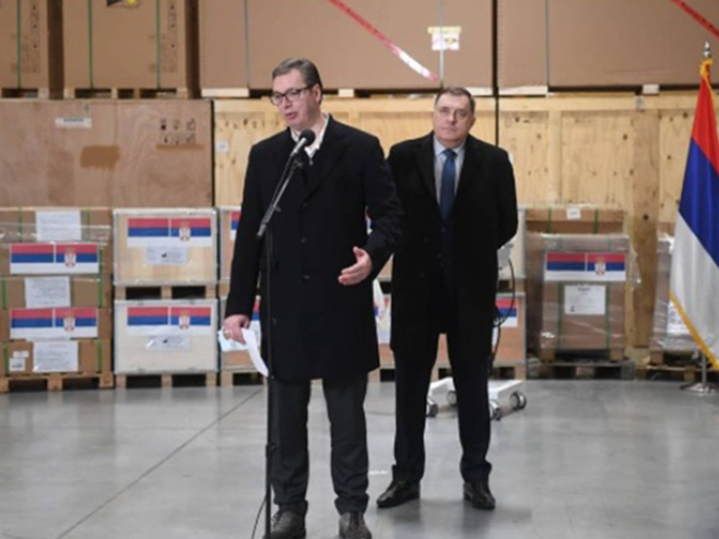 Vučić Dodiku za RS uručio respiratore i maske