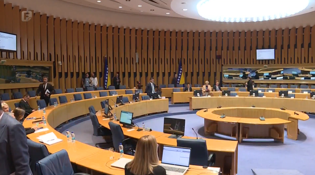 Burna sjednica Doma naroda PSBiH: Dnevni red pod kontrolom Špirića, delegati bez prava na izjašnjenje