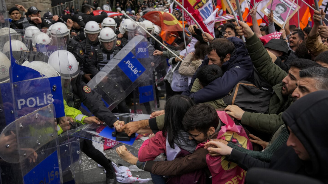 Prvomajski protest u Parizu: Policija intervenirala korištenjem pendreka