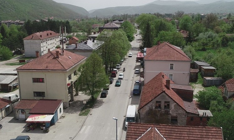Prošao kroz crveno, vrijeđao policajce i razbio im službeno vozilo