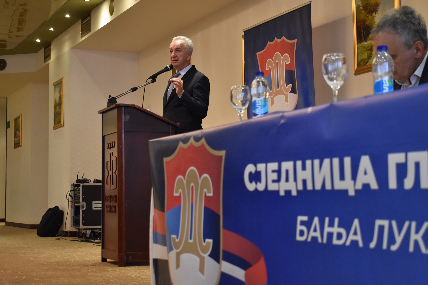 Šarović: Do krize je došlo da bi se popravio poljuljani rejting SNSD-a i Dodika