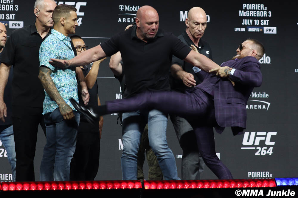 VIDEO / Vratio se "stari" McGregor: Pokušao udariti Poiriera na sučeljavanju