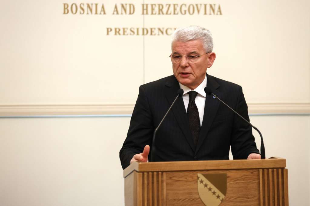 Džaferović osudio prijetnje smrću Schmidtu izrečene na skupu u Banjoj Luci