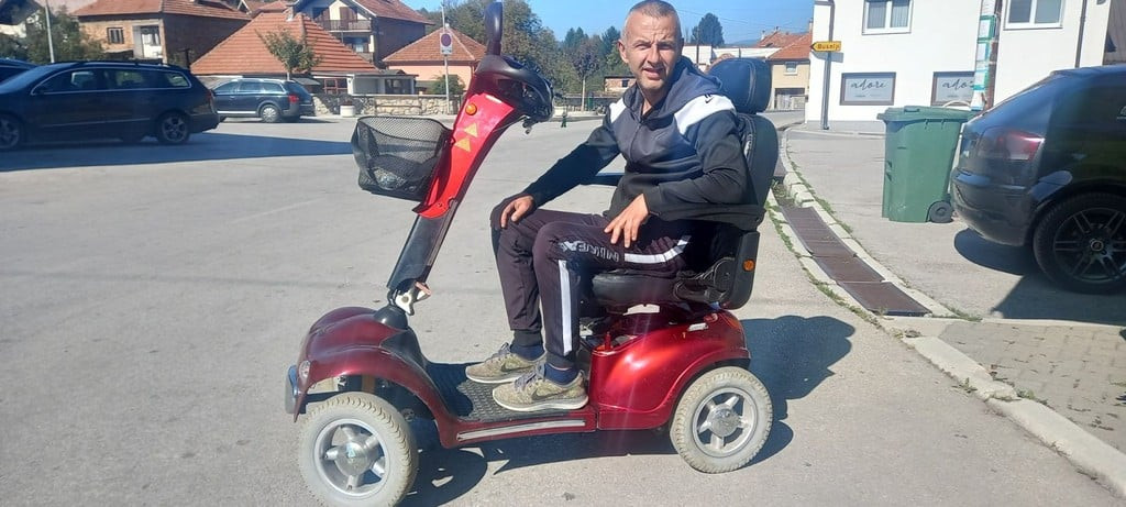Pomozi.ba pokrenulo apel za liječenje Đemaludina koji boluje od multiple skleroze