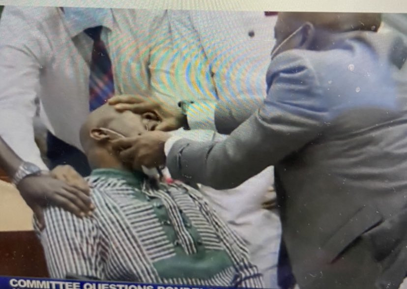 Političar u Nigeriji se pretvarao da se onesvijestio nakon optužbi za kriminal