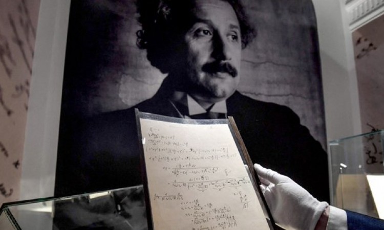 Rijetki Einsteinov rukopis o teoriji relativnosti na aukciji u Parizu