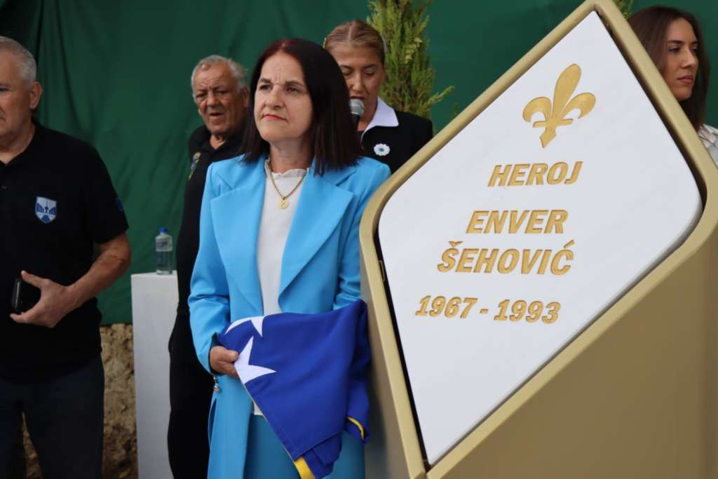 Otkriven spomenik komandantu Enveru Šehoviću i njegovim saborcima: Simbol časti, otpora i žrtve za domovinu