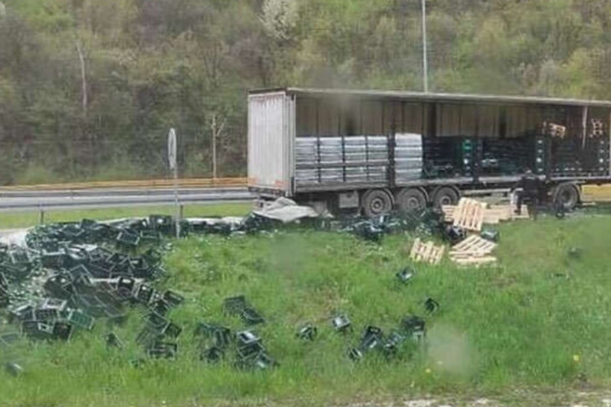 Jak vjetar uzrokovao ispadanje gajbi sa pićem sa kamiona