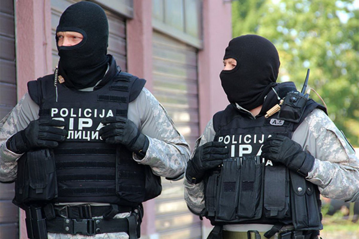 Pronađeni droga i telefon, uhapšena jedna osoba
