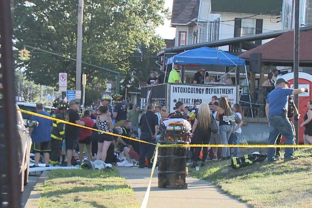 SAD: Automobil uletio u grupu ljudi, poginula jedna osoba