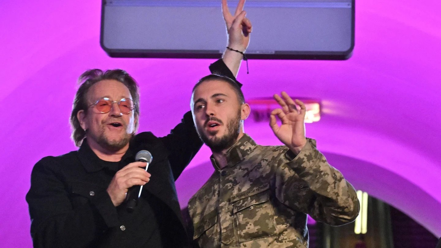 Rock zvijezda Bono Vox pjevao za mir u kijevskom metrou