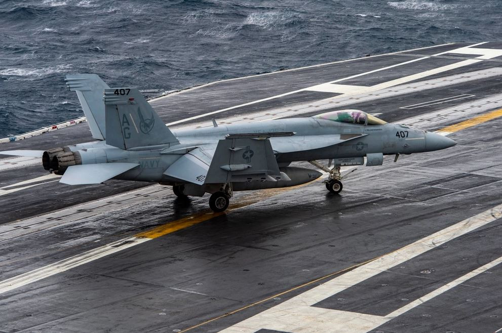 Avion F-18 američke mornarice pao s palube nosača Harry S Truman u Crveno more