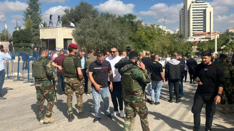 Autobusi napuštaju izraelski zatvor, Palestinci željni da vide svoje voljene