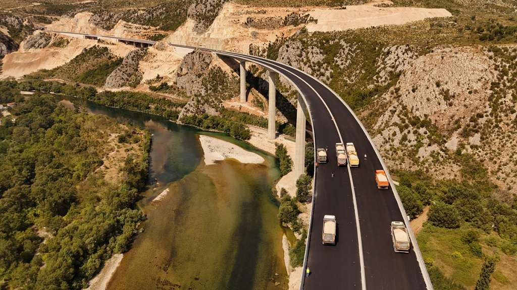 U FBiH ima 1.165 mostova, 94  tunela, te 2.471 km magistralnih i 2.605 km regionalnih cesta