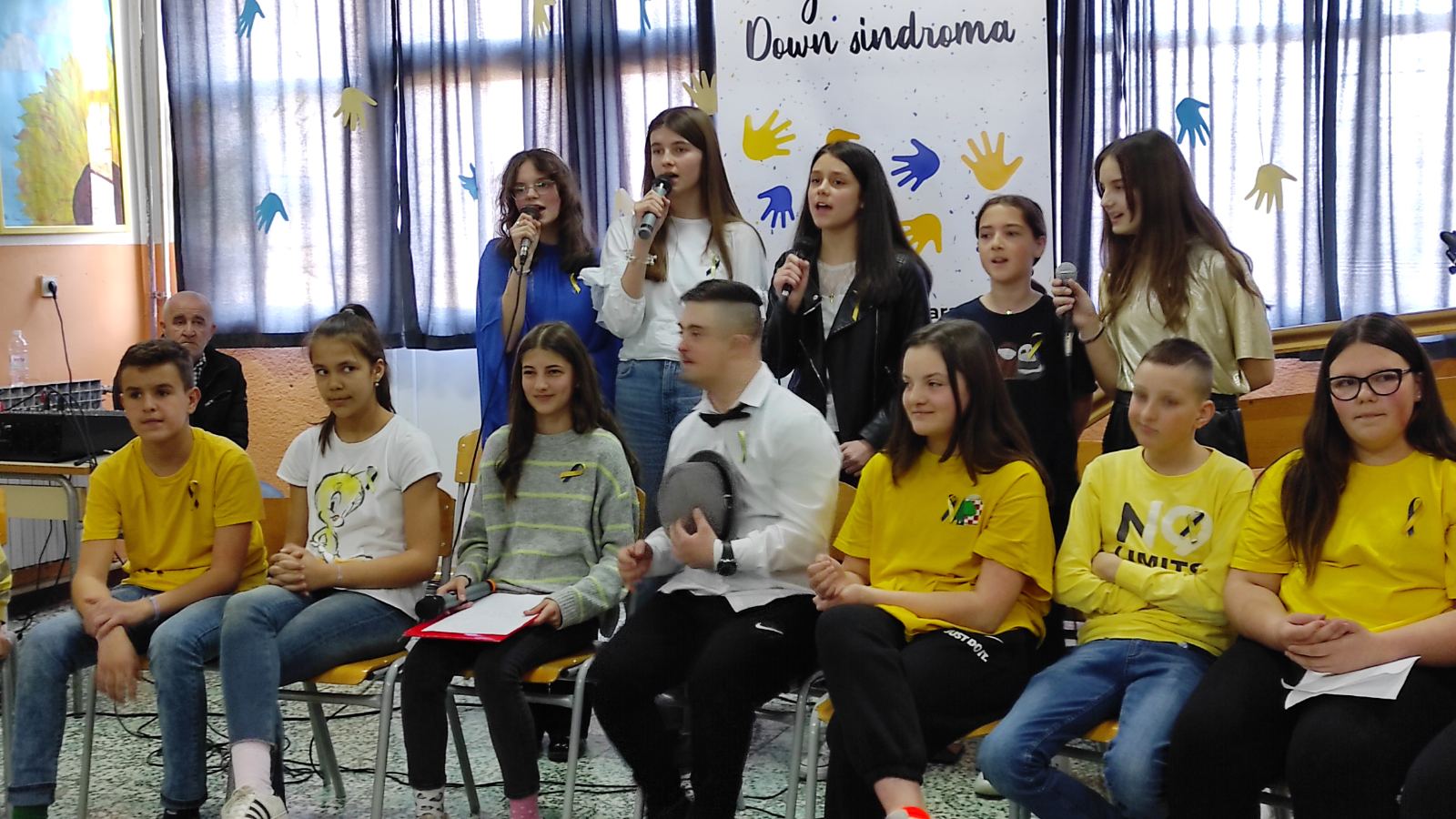 Priredba u Livnu - ulaznice su šarene čarape