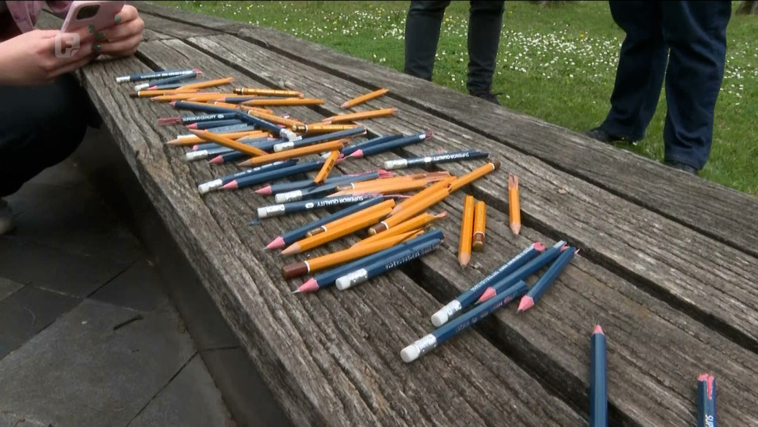 Banjalučki novinari u znak protesta poslanicima ostavili polomljene olovke