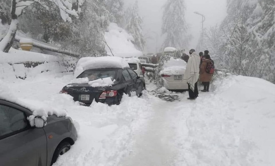 Pakistan: Najmanje 21 osoba preminula na snijegom blokiranim putevima