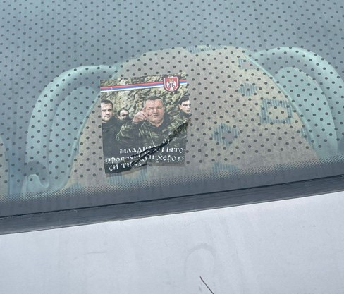 Provokacija u Zvorniku: Mladi fudbaleri ispraćeni uz naljepnice ratnog zločinca