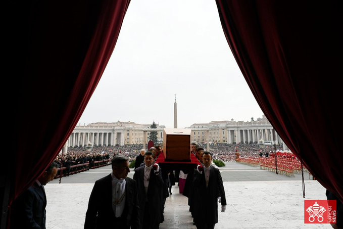 Papa Franjo predvodi katolike na oproštaju od bivšeg pape Benedikta