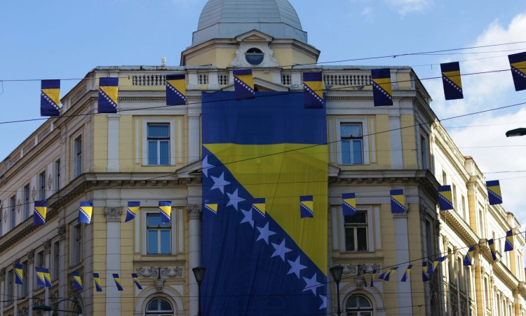 Iznad Vječne vatre postavljena zastava uoči Dana nezavisnosti BiH