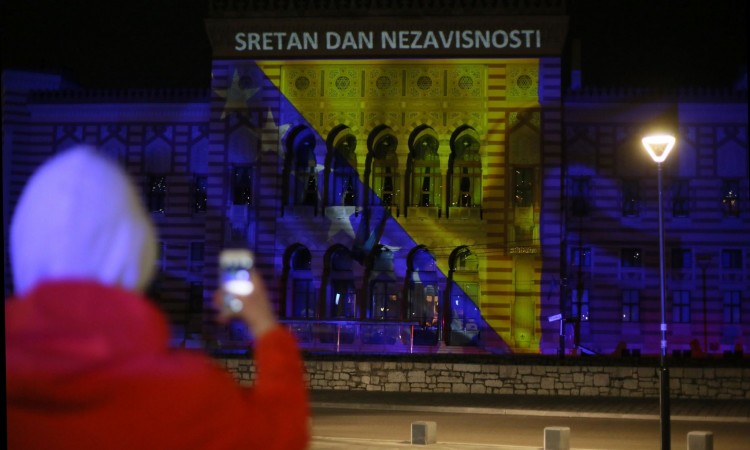 Vijećnica osvijetljena bojama zastave BiH