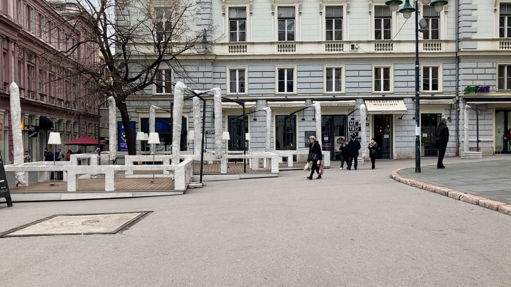 Skoro puste ulice u Sarajevu, zatvoreni kafići
