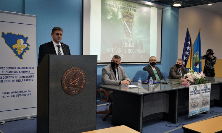 Svečanom sjednicom u Tuzli obilježen Dan Armije BiH