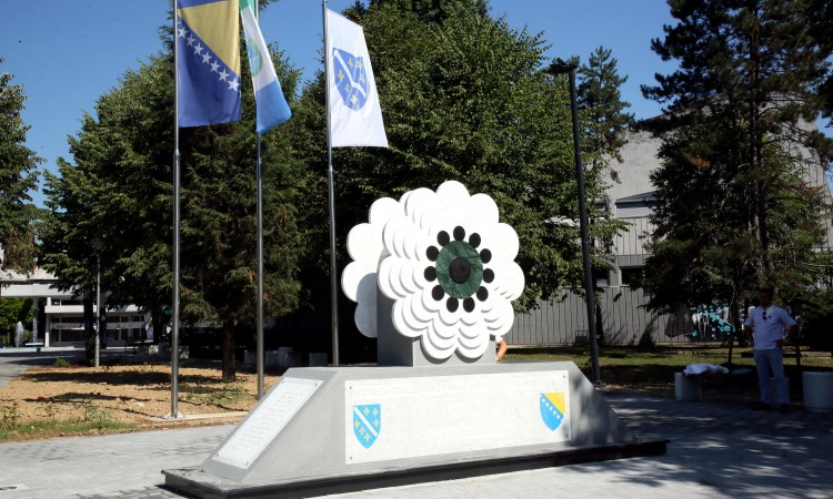 U Lukavcu otvoreno spomen obilježje žrtvama genocida u Srebrenici