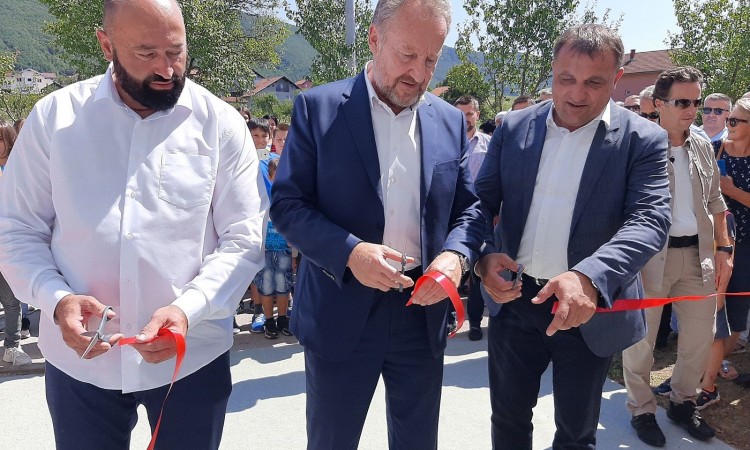 Izetbegović i Dedić otvorili novu sportsku dvoranu u bihaćkom naselju Orašac