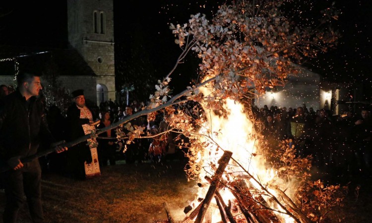 Mostar: Paljenjem badnjaka u pravoslavnim hramovima počelo praznovanje Božića