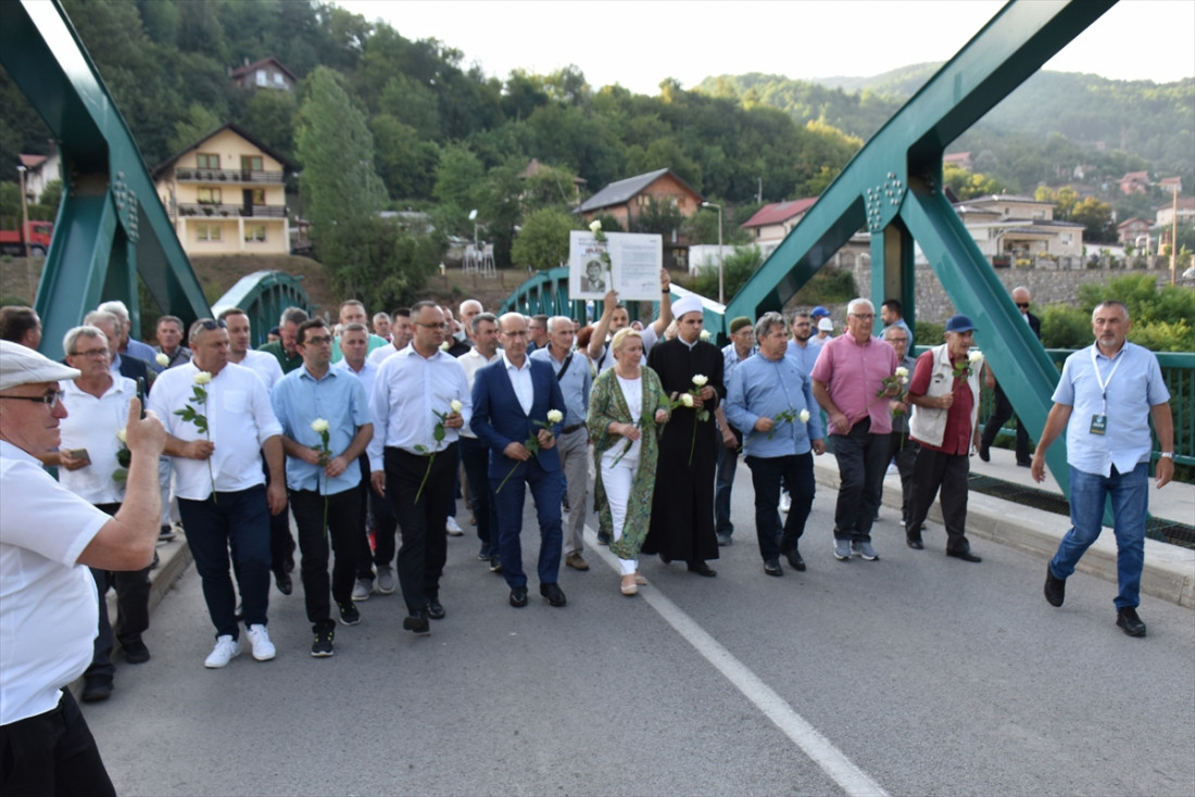 Stotine ruža pušteno niz Drinu u znak sjećanja na ubijene Bošnjake Foče