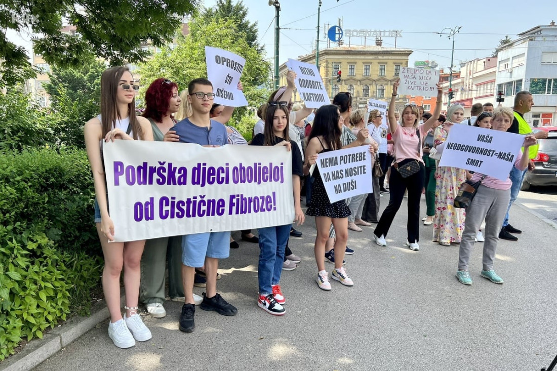 Roditelji djece oboljele od cistične fibroze protestuju ispred zgrade Federalnog ministarstva zdravstva